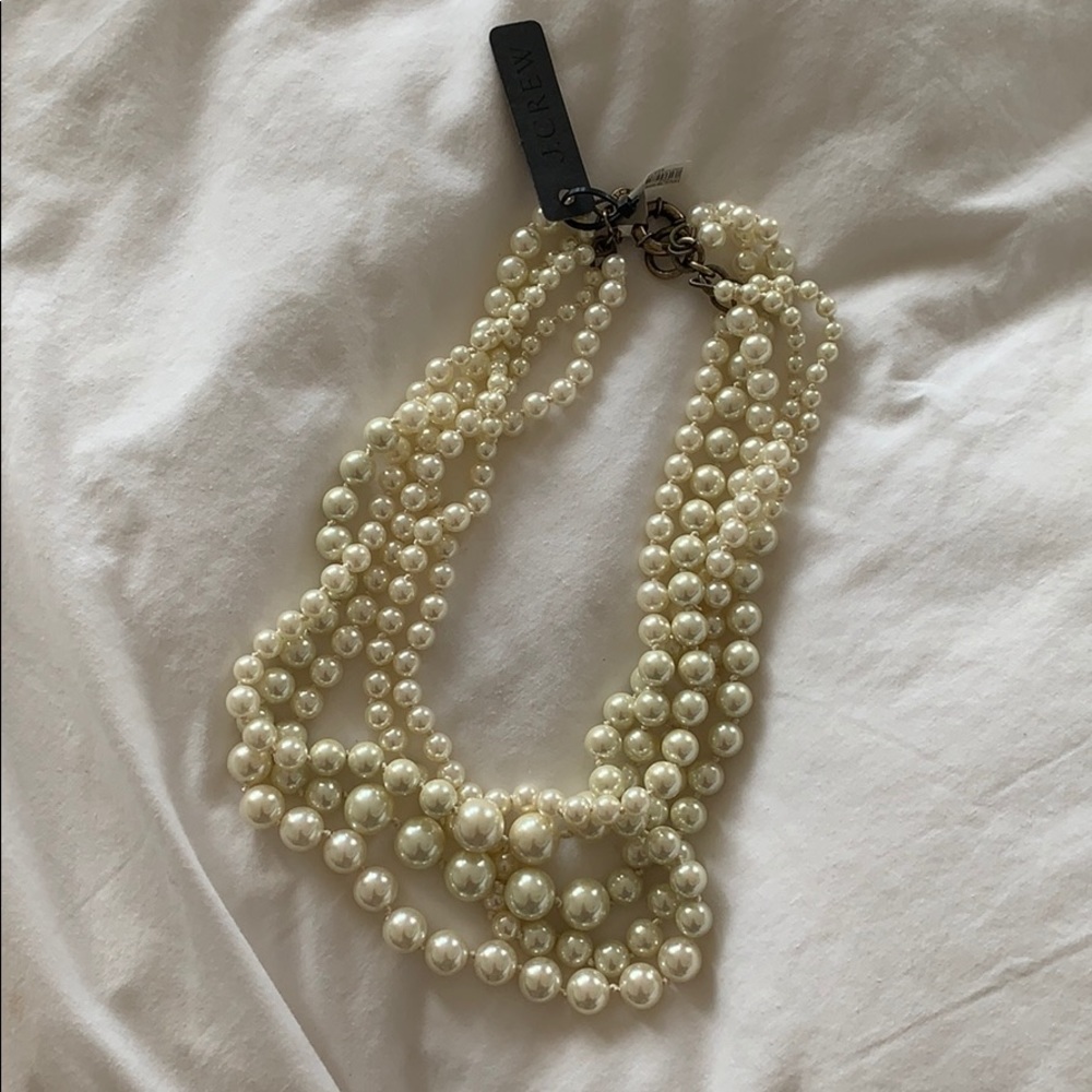 I crew pearl necklace! Never worn :) bag included